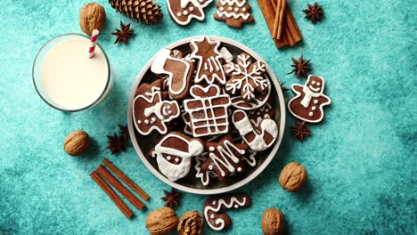 Sweet-Christmas-composition--Assortment-of-gingerbread-cookies-on-a-plate