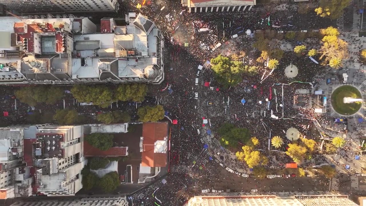 Protesta universitaria in Plaza de Mayo, Buenos Aires, Argentina. Drone aereo in ascesa dall'alto