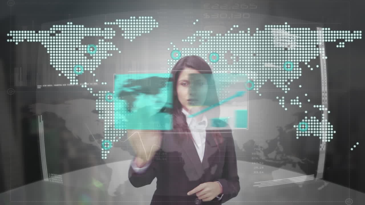 una mujer de negocios cambiando de ventana en una pantalla futurista.