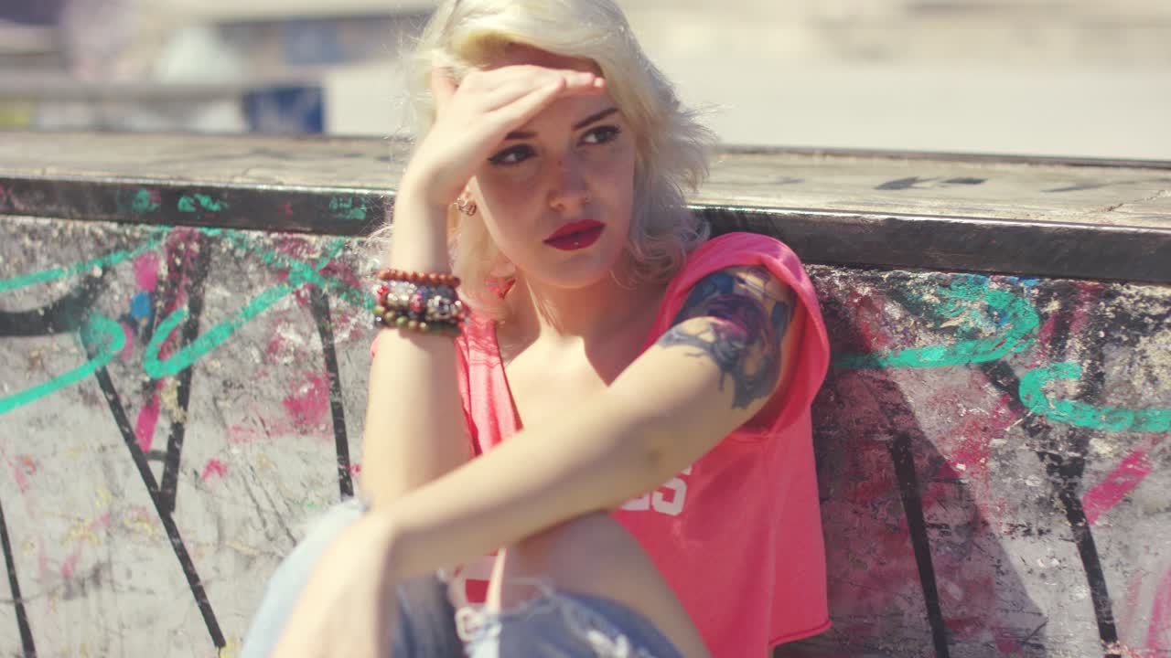 보고 기다리는 앉아 유행 젊은 여자