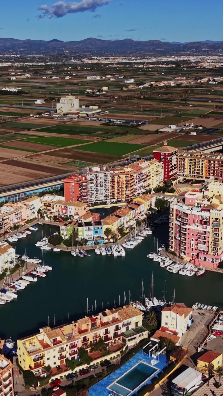 Kystby i Spanien med marker og bjerge i baggrunden