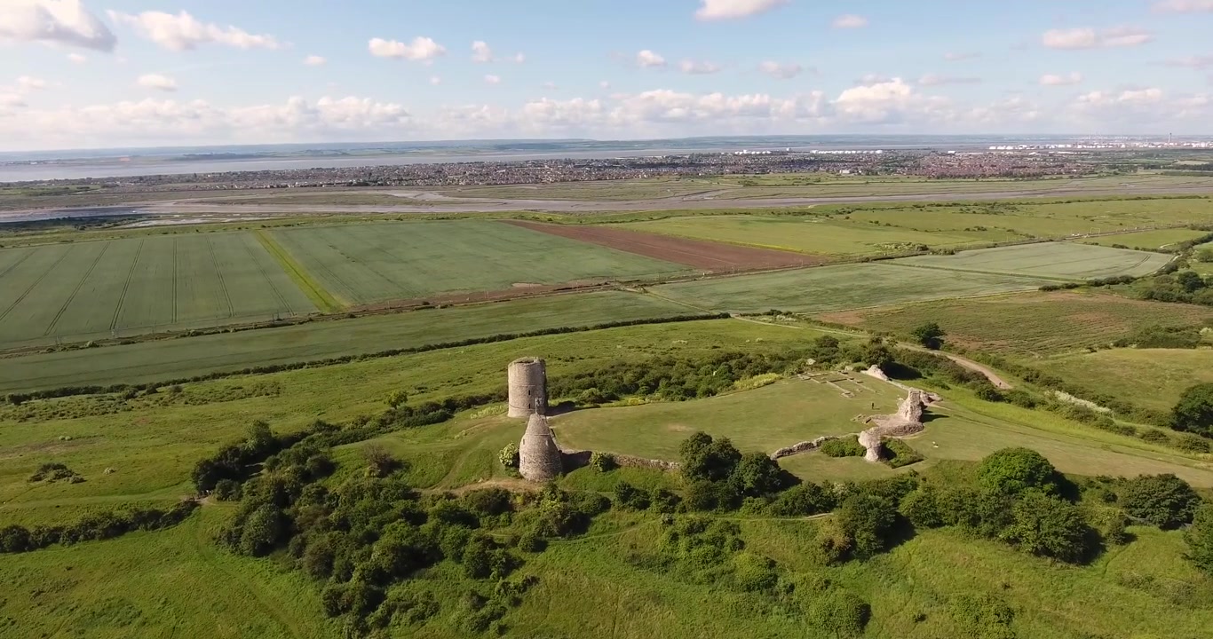 Essex'teki Hadleigh Kalesi. Kıyı manzaralı arka plan ile Drone 4K DJI Phantom yüksek bakış açısıyla yaklaşım.