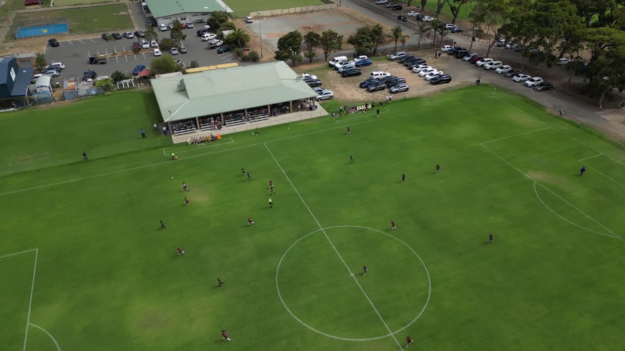 오스트레일리아 서부 퍼스 시의 아마추어 축구 축구 경기에서 실패한 공격의 공중 촬영