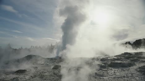 geyser geotérmico, rotorua, nueva zelanda, cámara lenta icónico entorno rocoso vaporoso, durante el día