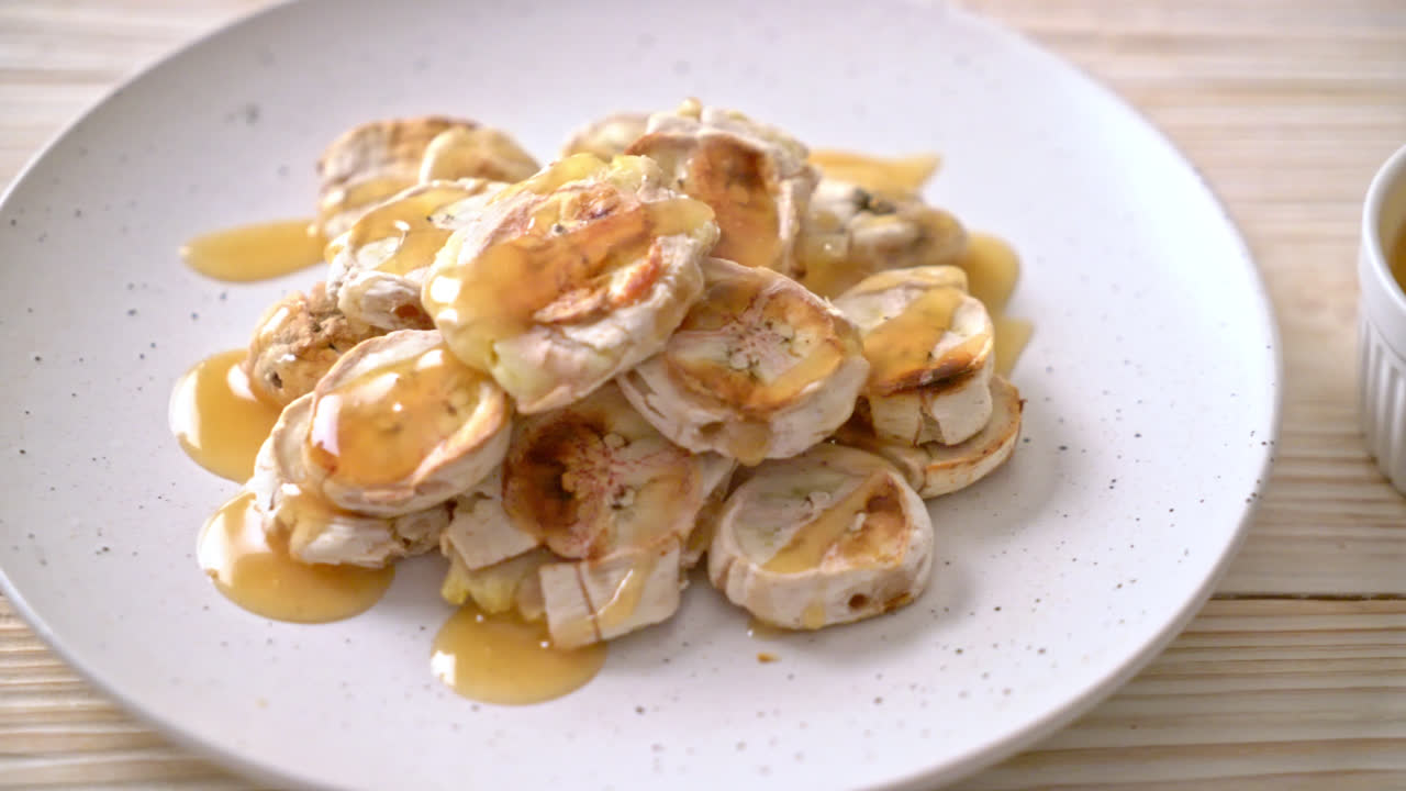 plátano en rodajas a la parrilla con salsa de caramelo