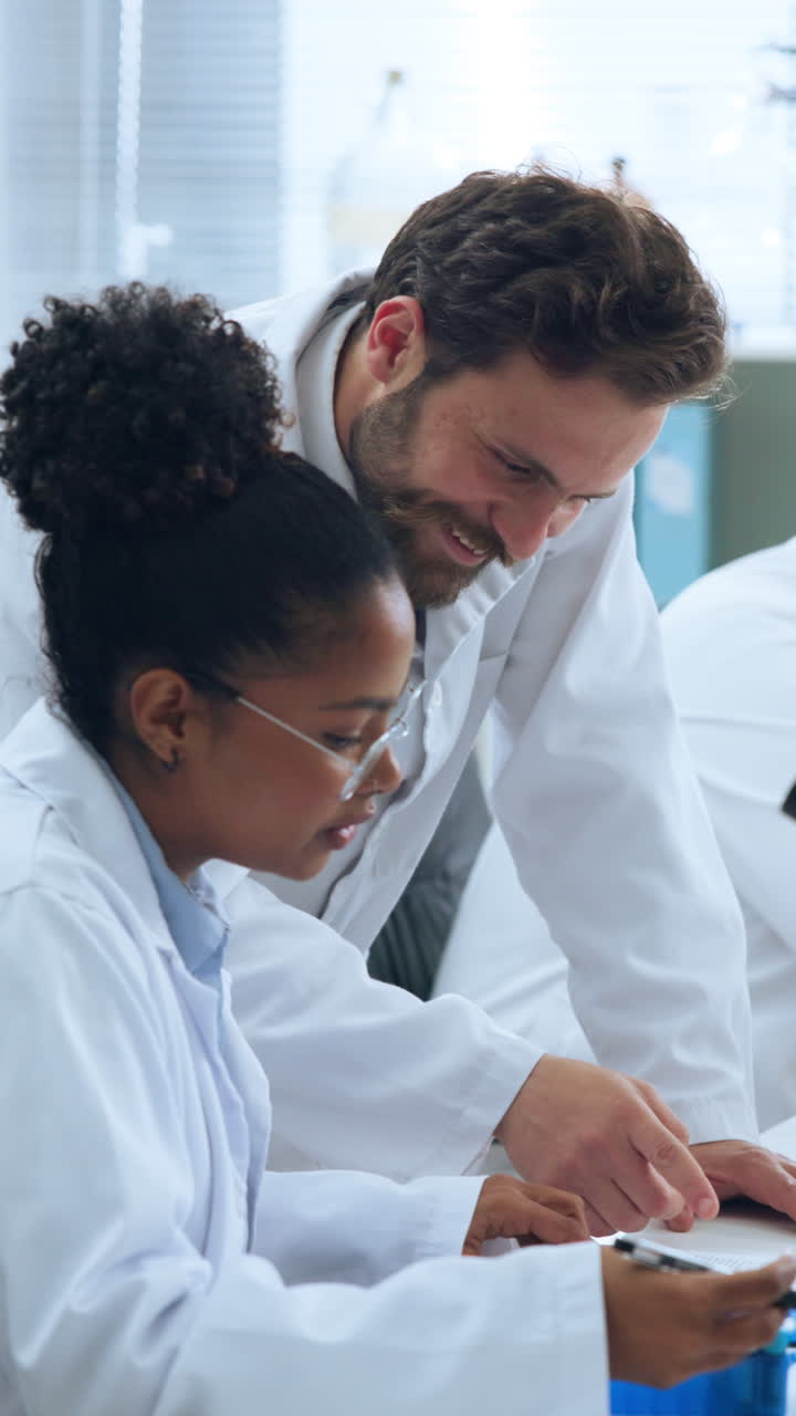 Diversi scienziati collaborano e discutono di ricerca in un laboratorio