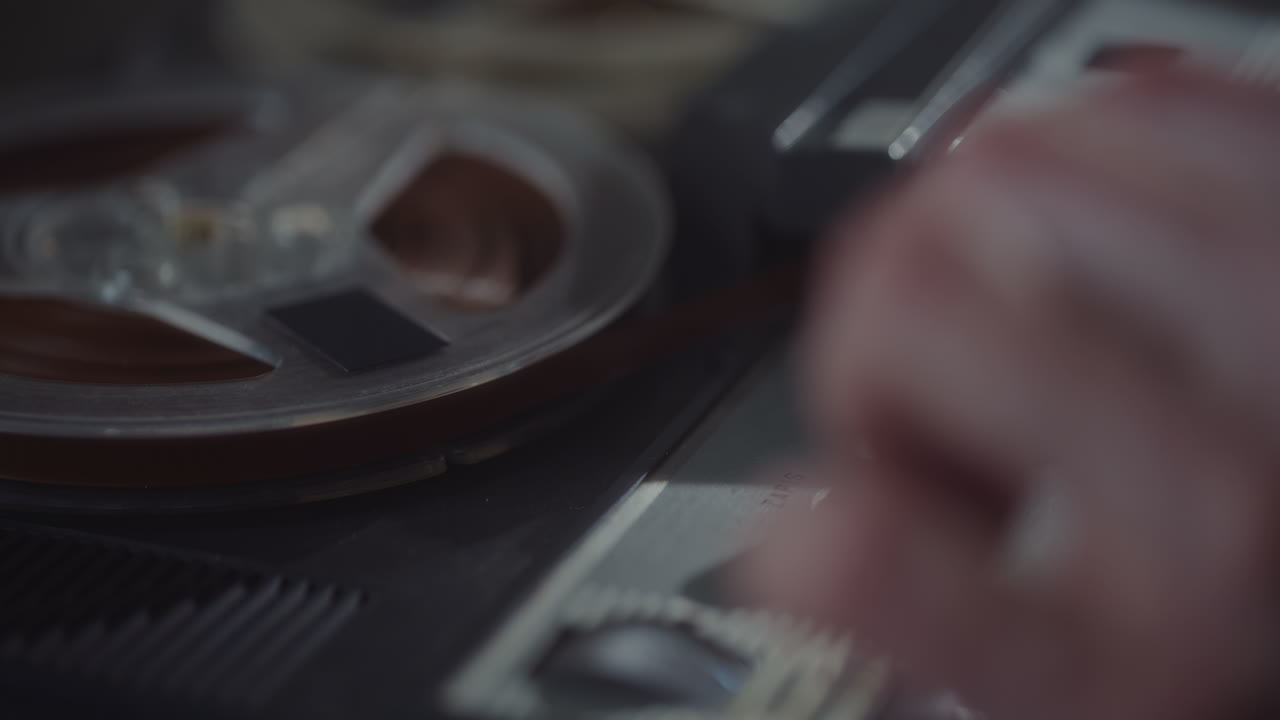 el espía escucha grabaciones discretas.