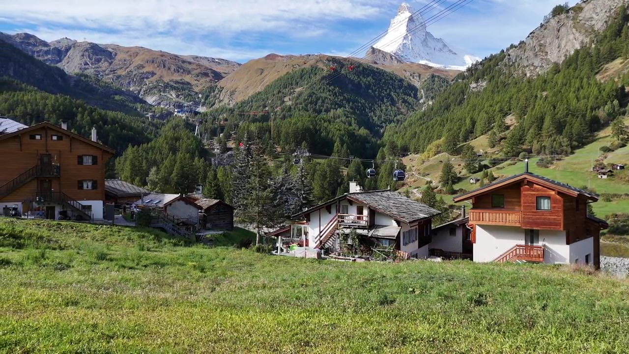 Matterhorn, sett fra et høyt punkt i Zermatt, Sveits