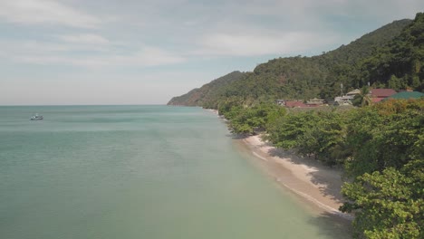 White-sand-beach-with-hotels-and-tropical-ocean-on-Koh-Chang,-Thailand