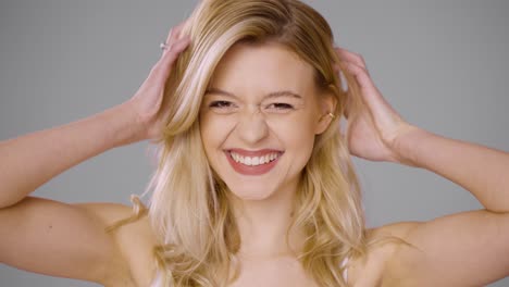 retrato de una mujer rubia feliz