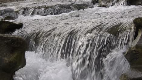 Corriente-De-Agua-Clara-Que-Fluye-Del-Río