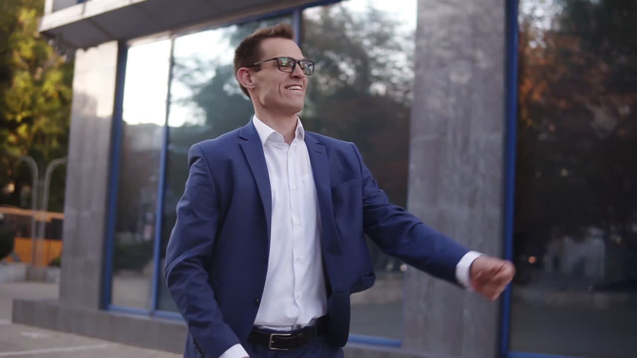 exitoso hombre de negocios bailando loco feliz funky bailando