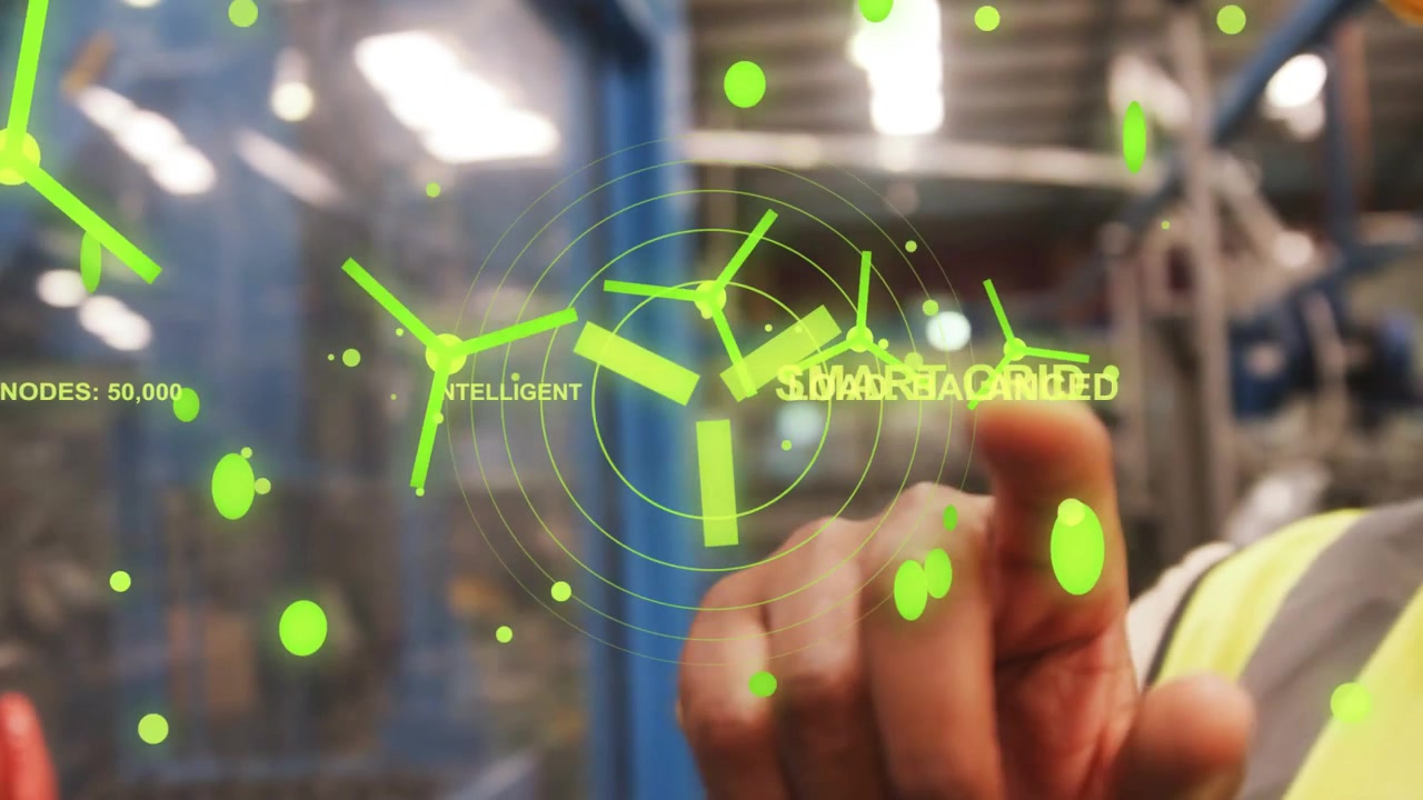 Profissional de tecnologia com capacete, tocando (no painel), pressionando um botão verde em um painel azul na fábrica, ativando a Rede Inteligente.