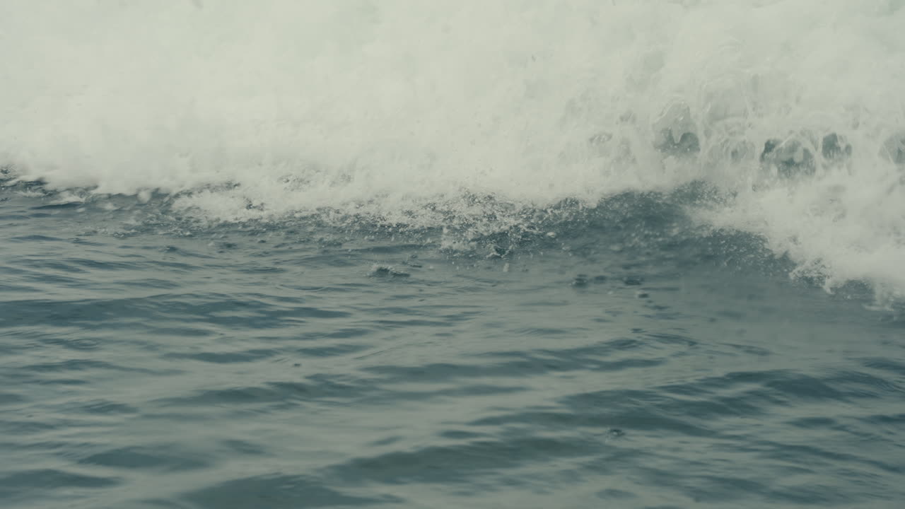 바다에서 파도가 부히는 것