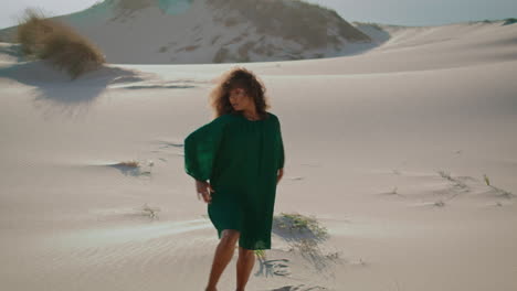 niña bailarina moviendo dunas día de verano. mujer bailando estilo libre en el desierto de arena.