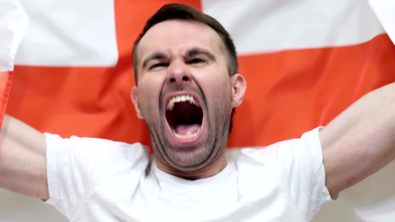 영국 팬이 잉글랜드 발을 들고 축하하는 느린 동작, 4k, 고품질