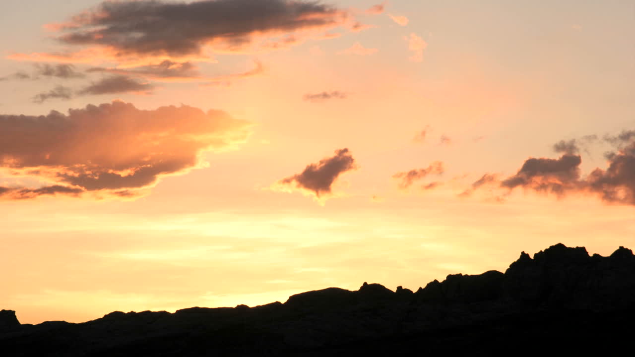 골든 아워 하늘의 밝은 오렌지색이 강해지고 희미해집니다.