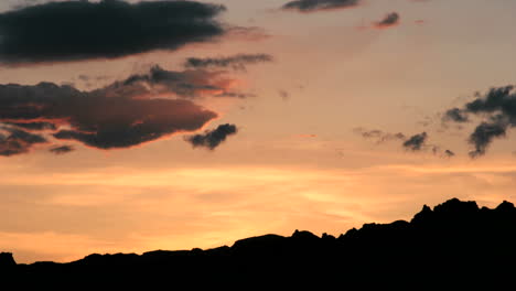 Los-Colores-Naranjas-Brillantes-En-El-Cielo-Dorado-Se-Intensifican-Y-Se-Desvanecen.