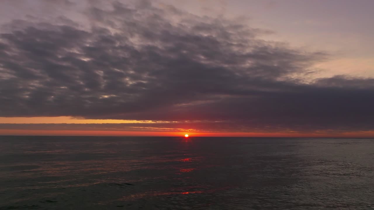Luftaufnahme des Sonnenuntergangs über dem Ozean vor der Küste von Iquique, Chile