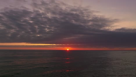 toma aérea de la puesta de sol sobre el océano frente a la costa de iqueique, chile