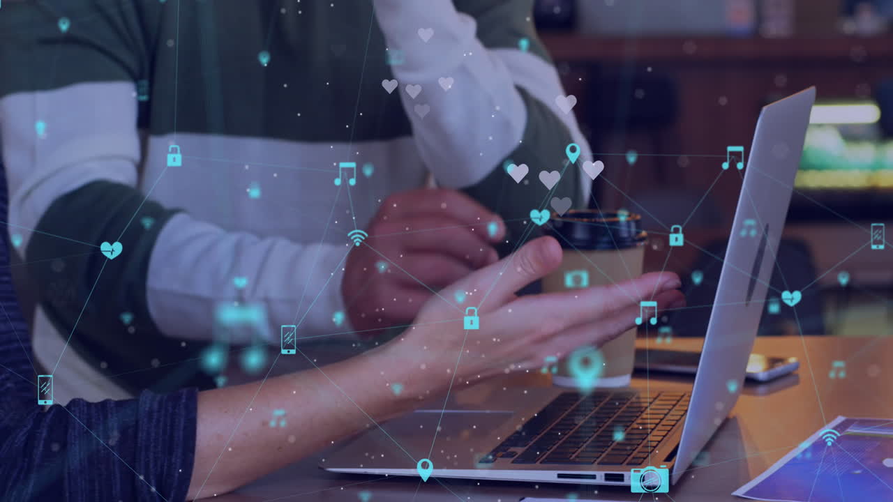 animación de una red de iconos digitales sobre la sección media de un hombre y una mujer discutiendo sobre una computadora portátil