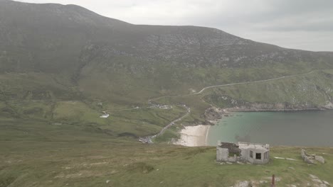 Atemberaubende-Insellandschaft-Von-Achill-Island-Und-Keem-Bay-Beach-In-Irland-–-Luftaufnahme