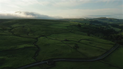 Establecimiento-De-Disparos-Con-Drones-Sobre-Campos-Y-Colinas-De-Yorkshire-Dales-Con-Nubes-Bajas