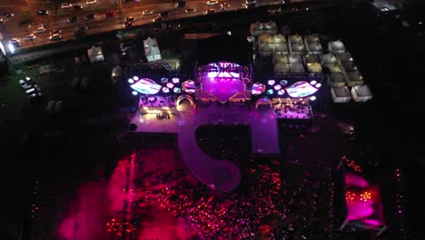 evento festivo noturno com grande multidão