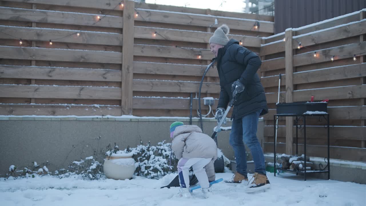 abuelo y nieta divirtiéndose en la nieve