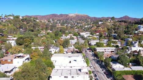 ángulo alto que establece las colinas de hollywood sobre beachwood drive en hollywood con autos conduciendo hacia el cartel de hollywood