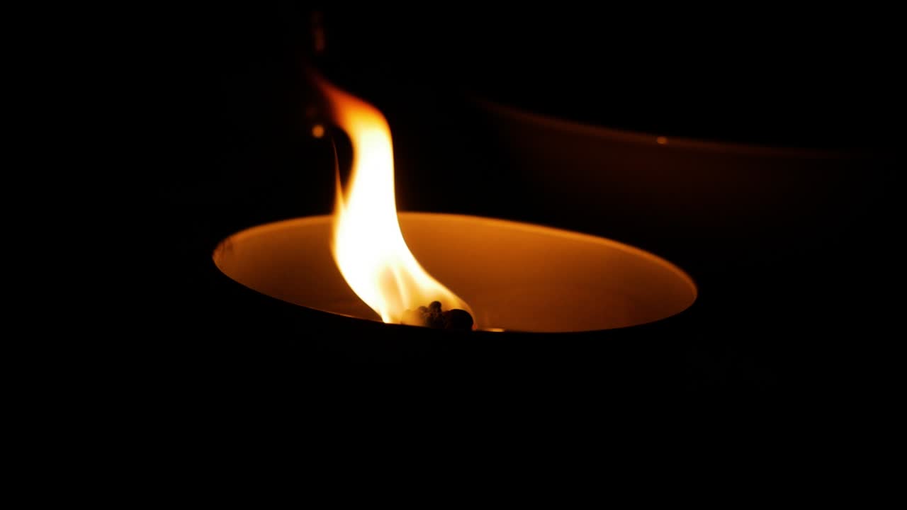 밤에 가까이에 모기 방지 촛불