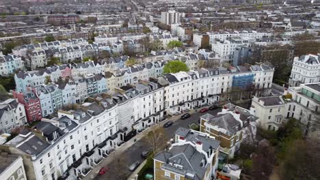 Toma-Aérea-Que-Muestra-Edificios-Multicolores-En-El-Hermoso-Distrito-Londinense-De-Notting-Hill