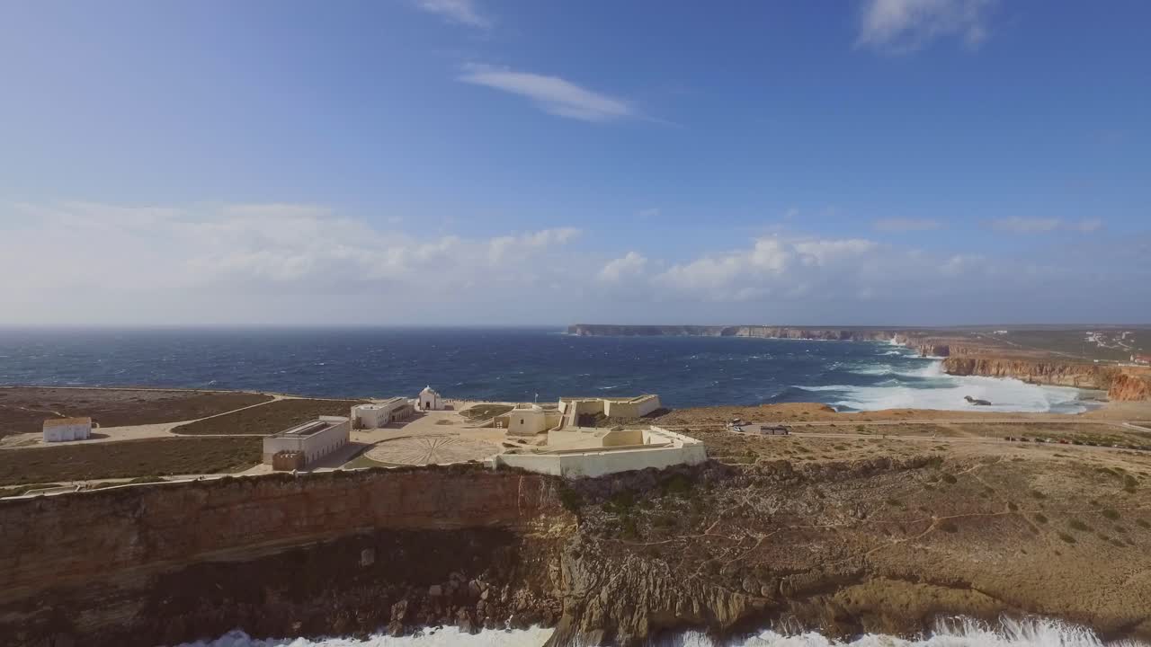 grandes olas en el punto más al sur oeste de europa, cabo de são vicente y sagres en el algarve, portugal