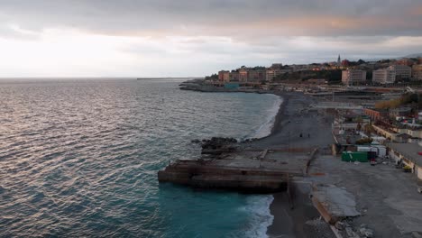 Nervi-En-Génova,-Italia,-Mostrando-La-Costa,-La-Arquitectura-Y-El-Mar-Tranquilo-Al-Atardecer,-Vista-Aérea