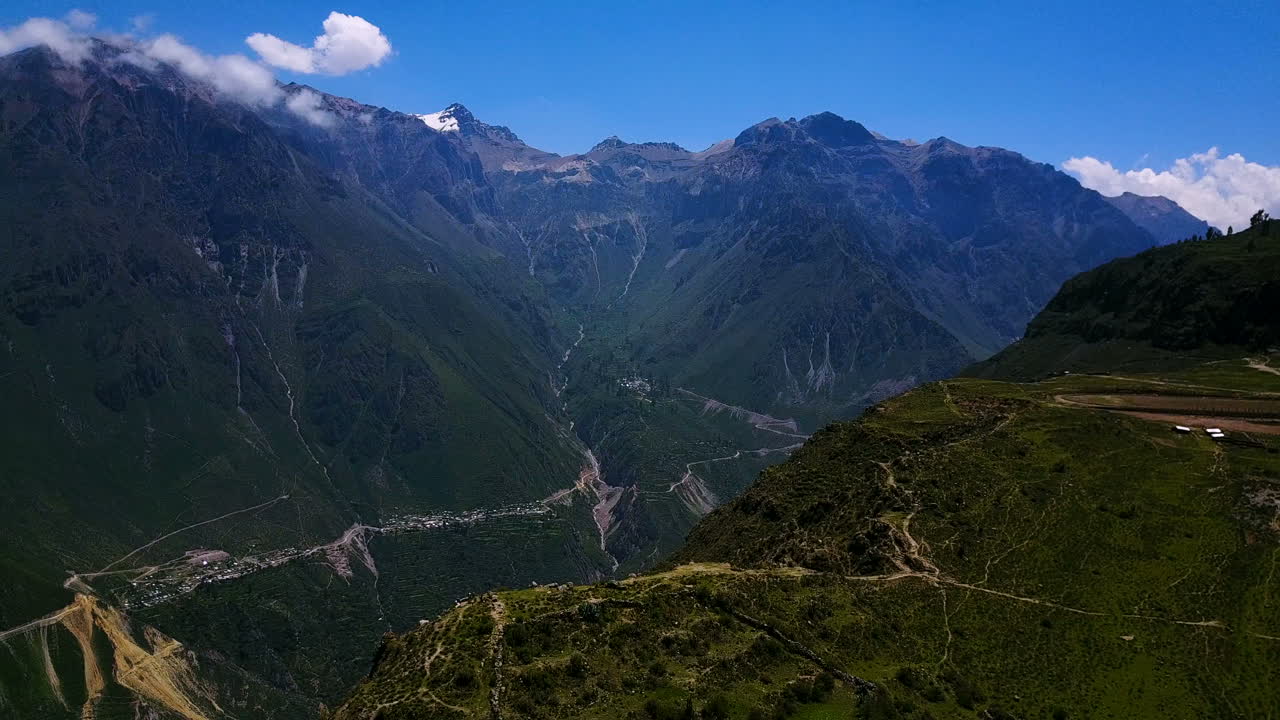 drone de dar vueltas alrededor del cañón del colca