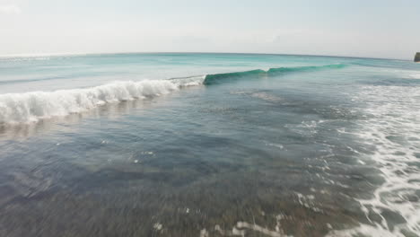 Sobrevuelo-Bajo-Grandes-Olas-En-El-Océano-Índico-Bali-Indonesia-Beach