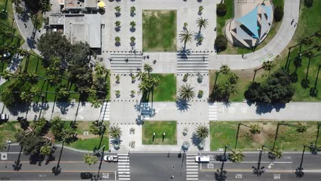 vista aérea de pájaro sobre la pasarela pública de los ángeles avanzando hacia la playa de arena de palmeras