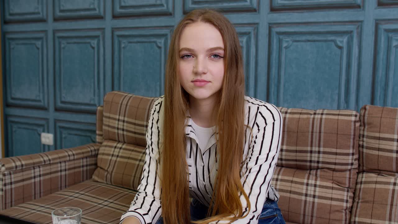 joven sonriendo y dando pulgares hacia arriba