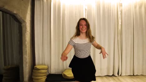 cerrar talentosa bailarina adolescente bailando
