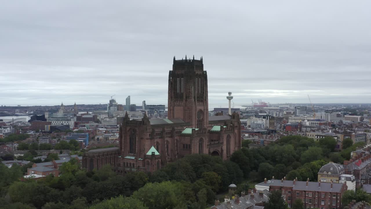 disparo de dron orbitando la catedral de liverpool 03