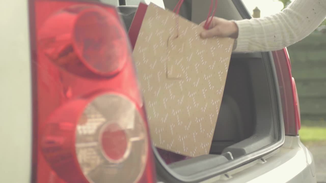 차 트렁크에 쇼핑 넣기