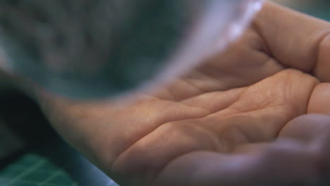 el sastre hábil llena la mano con varias partes de ojo de plata