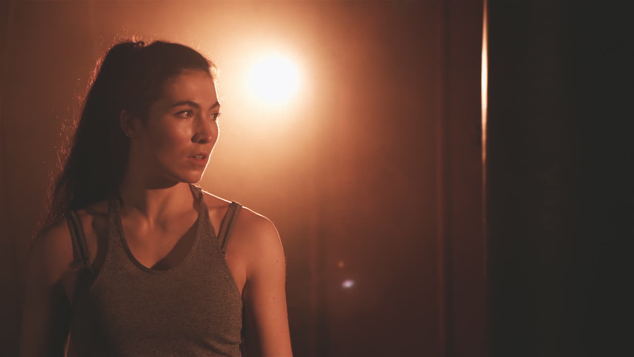 여성 권투 선수는 샌드백 옆에 달려있다 1