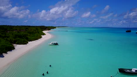 turistas disfrutando de un baño en aguas tropicales tranquilas con yates y barcos de pesca