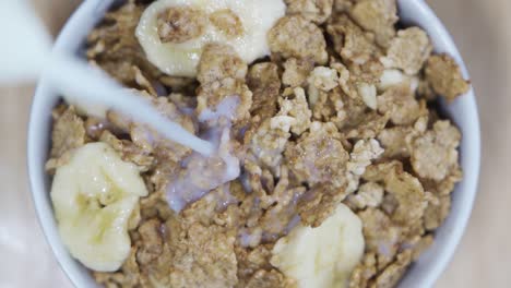 llenar un tazón de cereales integrales con leche blanca