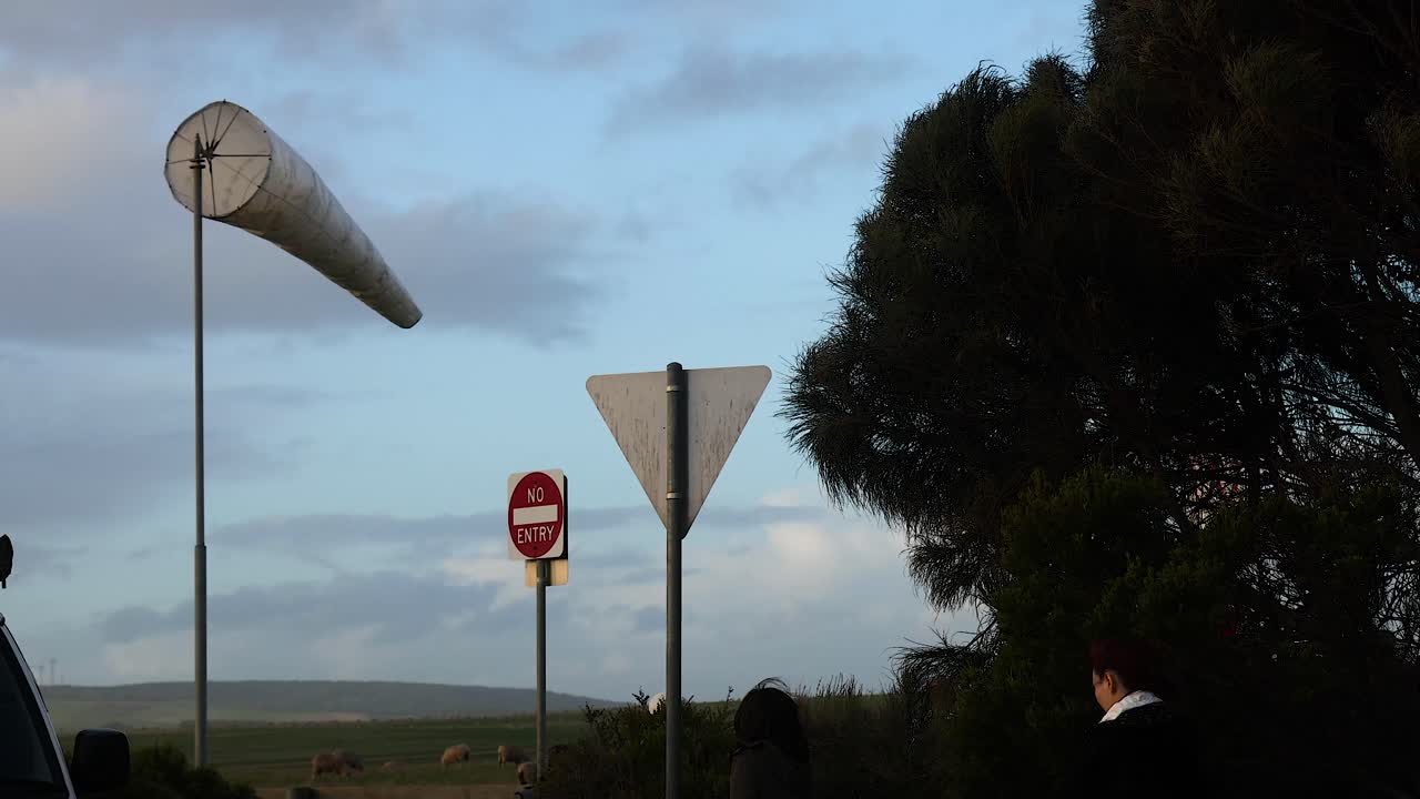 correa de viento y señales de tráfico en condiciones de viento