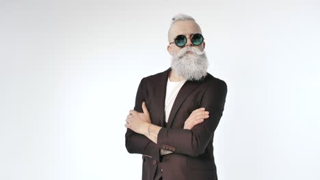 feliz elegante hombre de negocios emocionado divirtiéndose, bailando, regocijándose para lograr la meta en el interior.