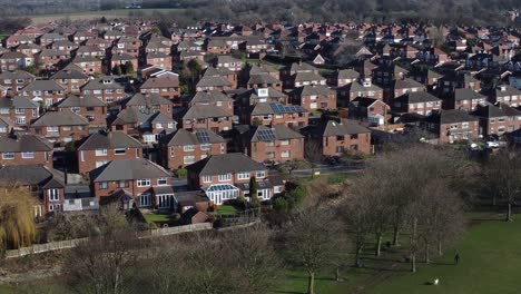 Barrio-Suburbano-Yorkshire-Casas-Residenciales-Tejados-Bienes-Raíces-Propiedad-Antena-Baja-órbita-Vista-Derecha