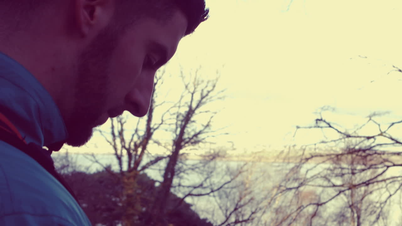 vista de un hombre usando una tableta