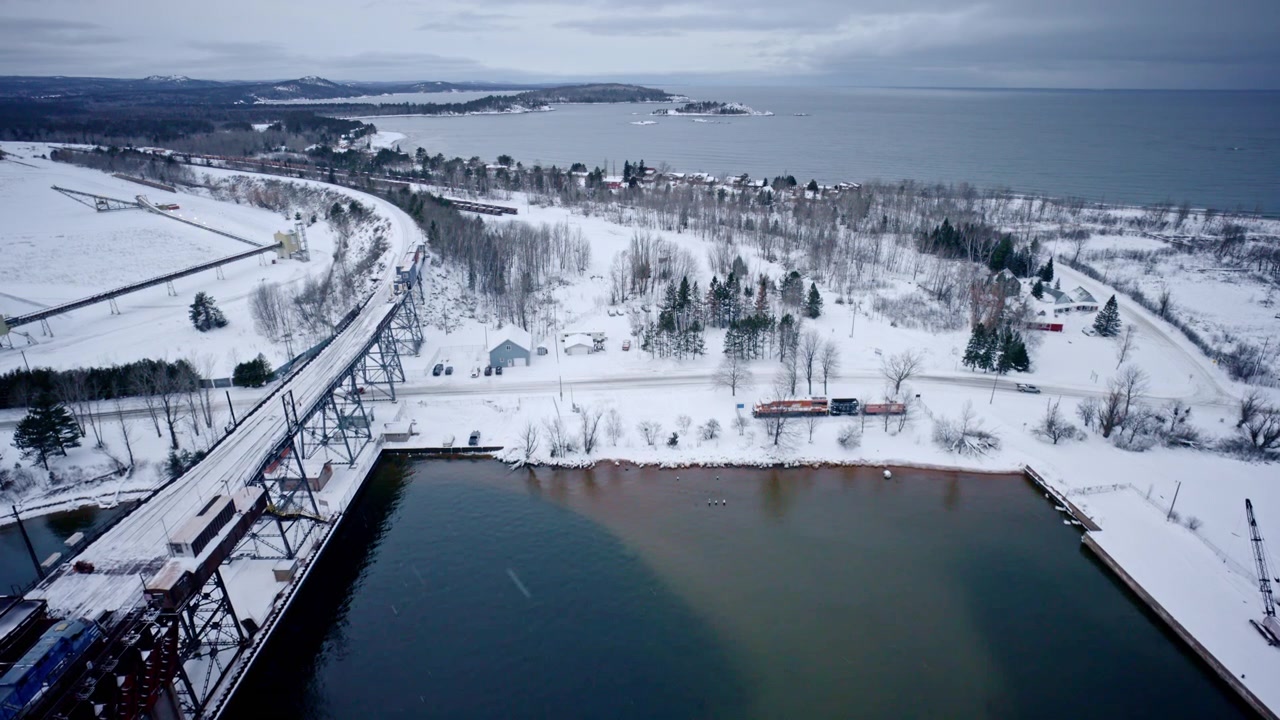 Ripresa con drone che sorvola Marquette, Michigan e il Lago Superiore.